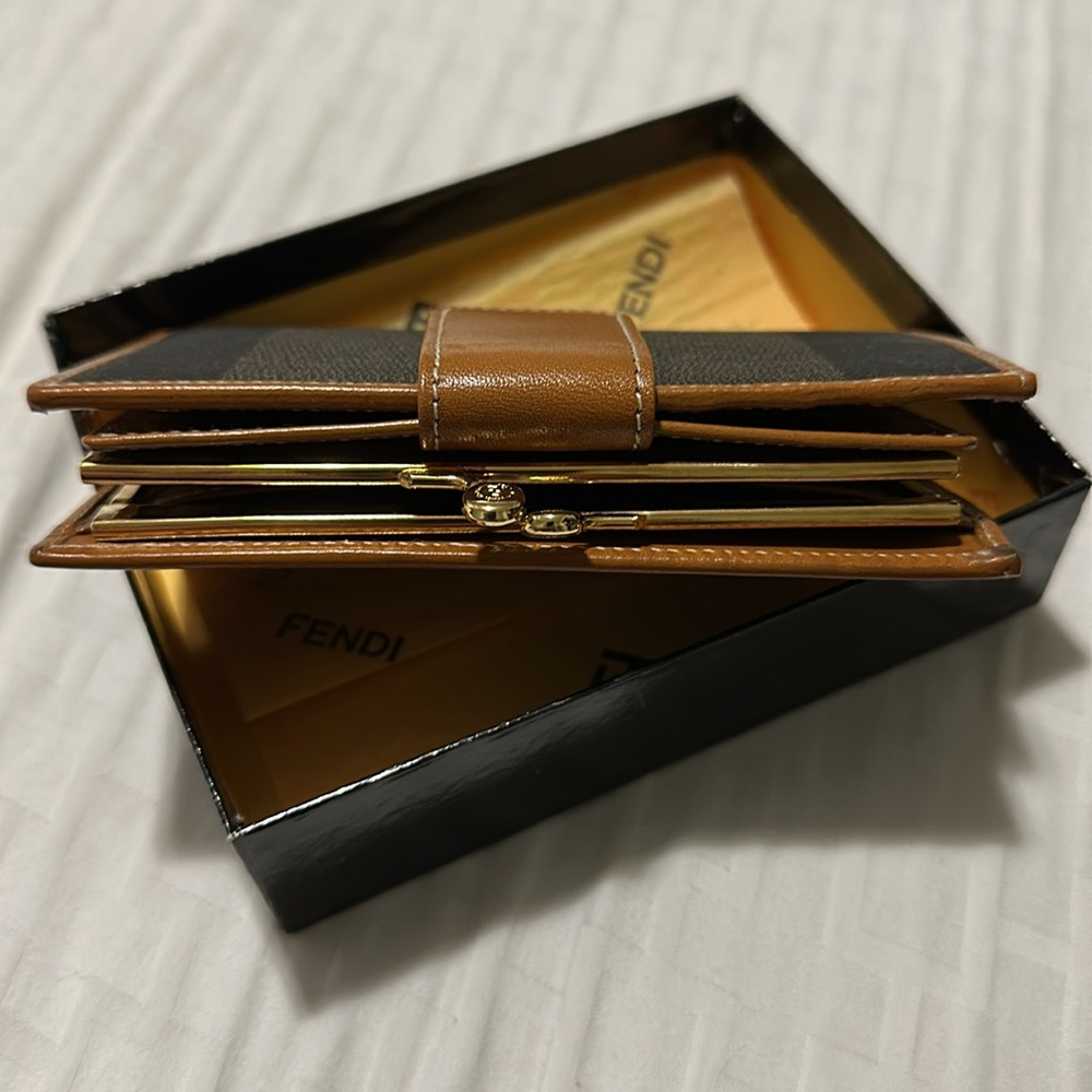 🔥NWT Authentic Fendi PEQUIN KISS-LOCK WALLET - Picture 10 of 12